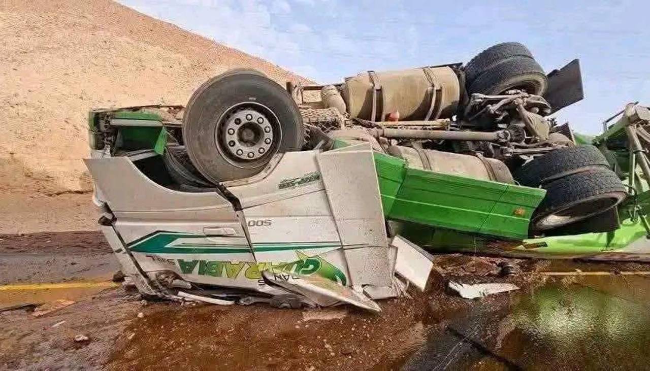 Conductor boliviano muere atrapado en la cabina de una cisterna que volcó en Perú