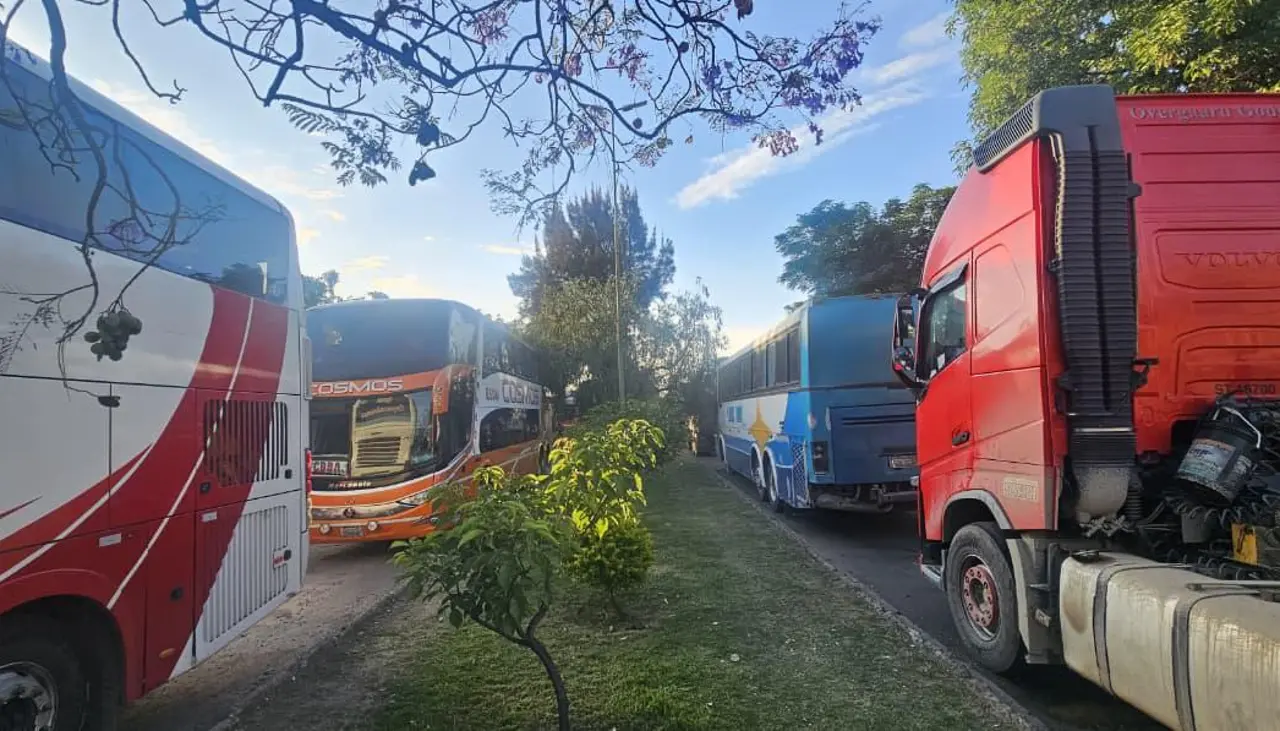 “Es calamitoso, repercute en la mesa de los bolivianos”, alerta el transporte internacional sobre la falta de combustibles