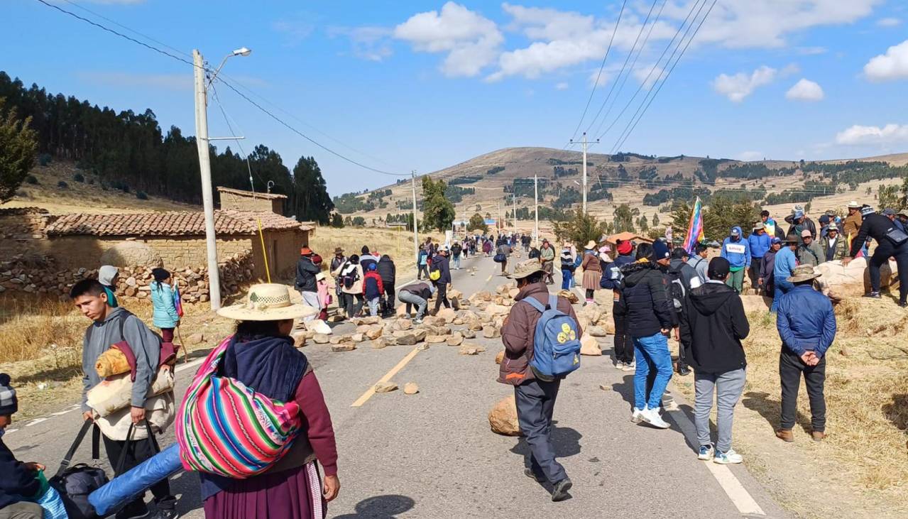 “Presidente Arce, estamos como rehenes detenidos en bloqueos, haga algo”: Transportistas claman para que se liberen las vías