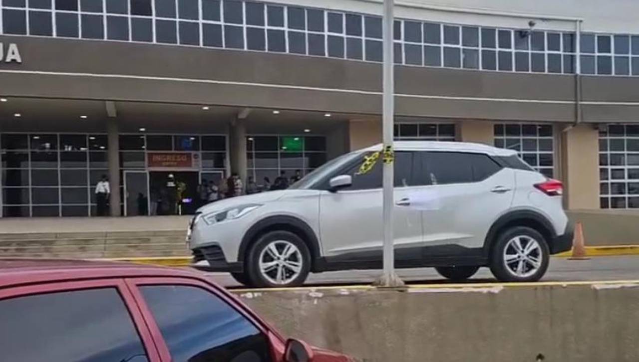 Una mujer es encontrada sin vida dentro de un vehículo frente a la terminal de buses de Tarija