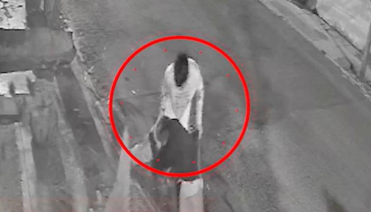 Imágenes sensibles: Un hombre ataca con una piedra a un vecino que llegaba a su casa