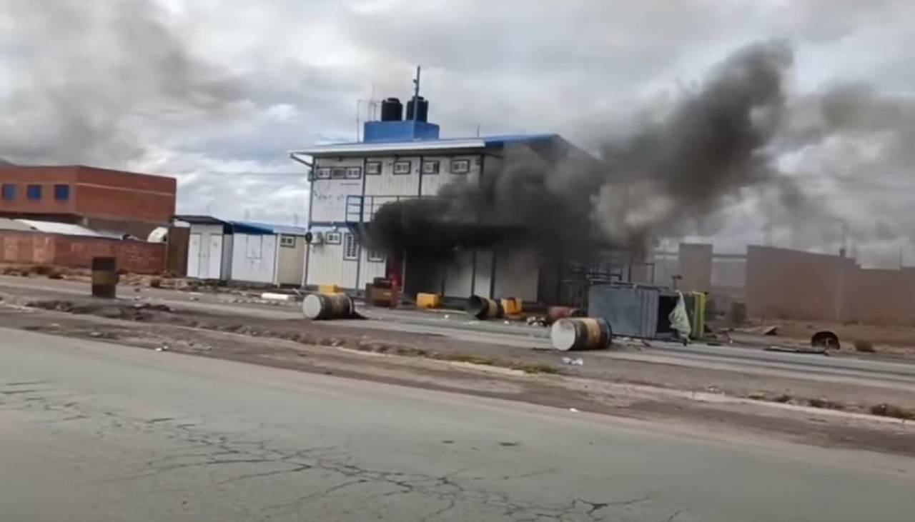 Se registra un incendio en la tranca de Achica Arriba en La Paz tras el operativo de desbloqueo
