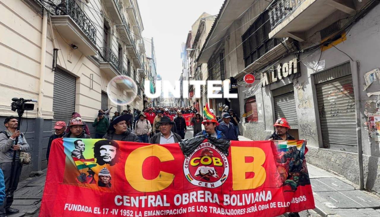 Marchas de al menos tres sectores cercan la plaza Murillo; la Policía refuerza la seguridad y evacúan las oficinas públicas
