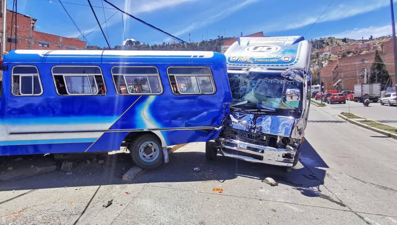 La Paz: Camión pierde el control y choca contra un auto y un micro en la avenida Max Fernández