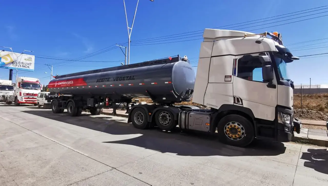 Filas en surtidores del país se alargan y YPFB dice que dos buques descargarán combustible en Arica hasta el 10 de septiembre
