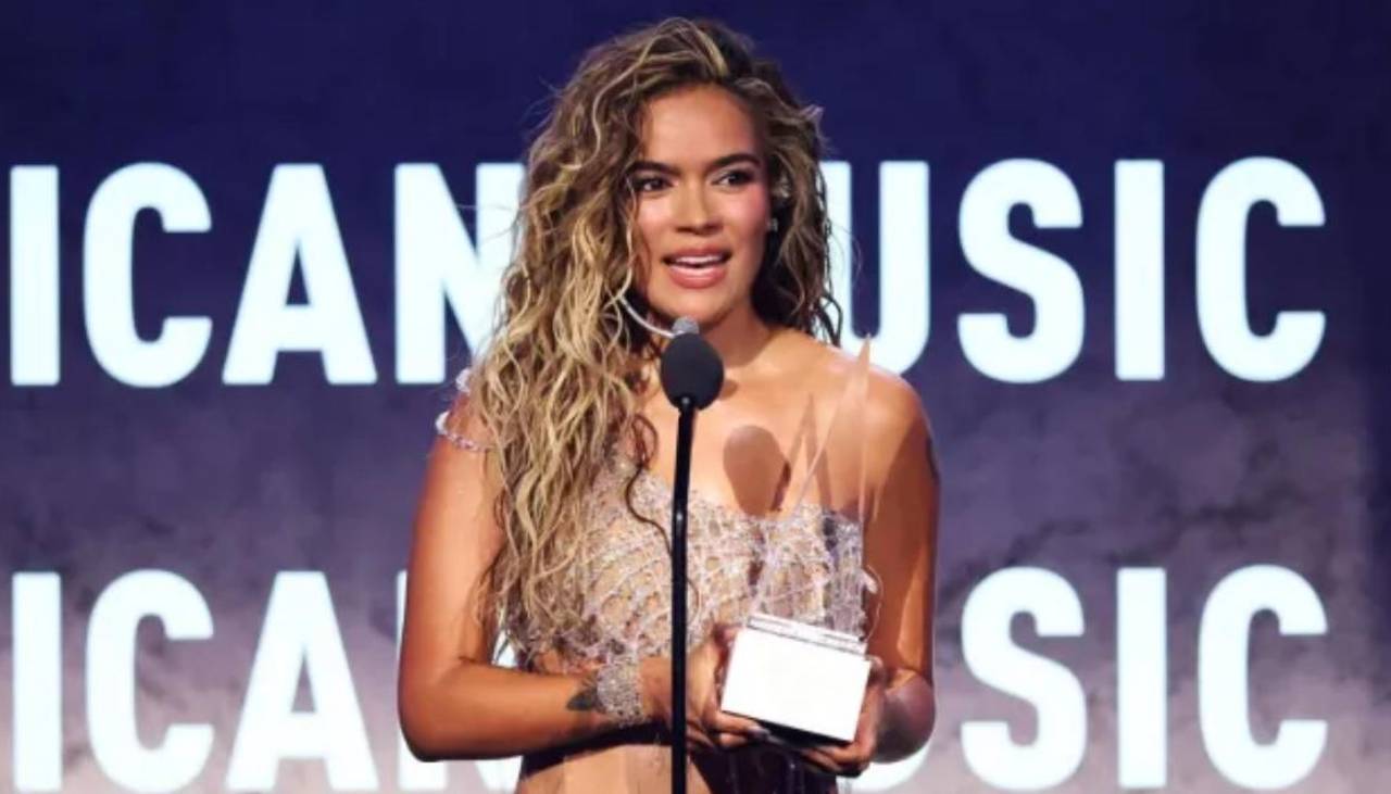 Karol G brilla en los American Music Awards y recibe el premio a la Artista Internacional de Excelencia