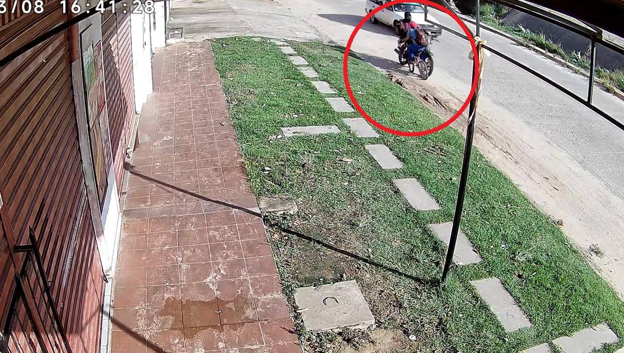 Cámara capta el impacto de un motociclista con un ciclista, que quedó en terapia con fracturas y daño en el pulmón