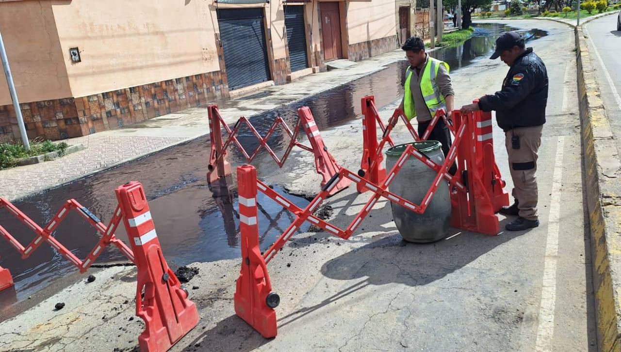 Motociclista y su acompañante caen dos metros a un hueco con de aguas residuales; la moto permanece en el agujero