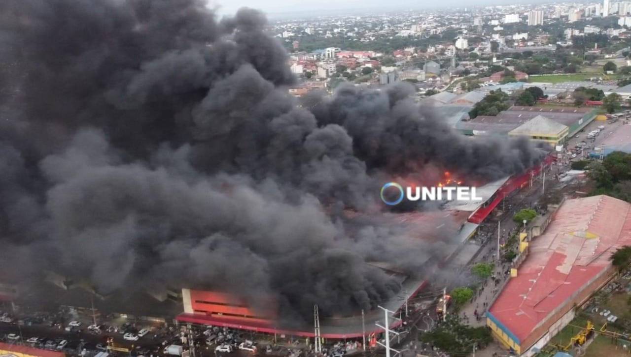 Voraz incendio afecta a la feria Barrio Lindo de Santa Cruz de la Sierra