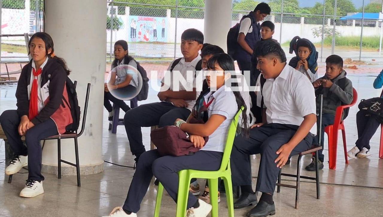 Escolares llevan sillas para pasar clases ante la falta de pupitres en un colegio