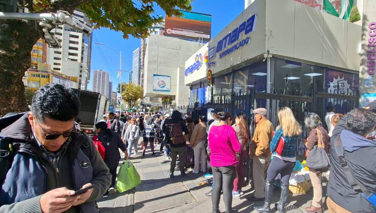 “Está muy caro”: Familias reclaman por el precio del pollo en Emapa de La Paz