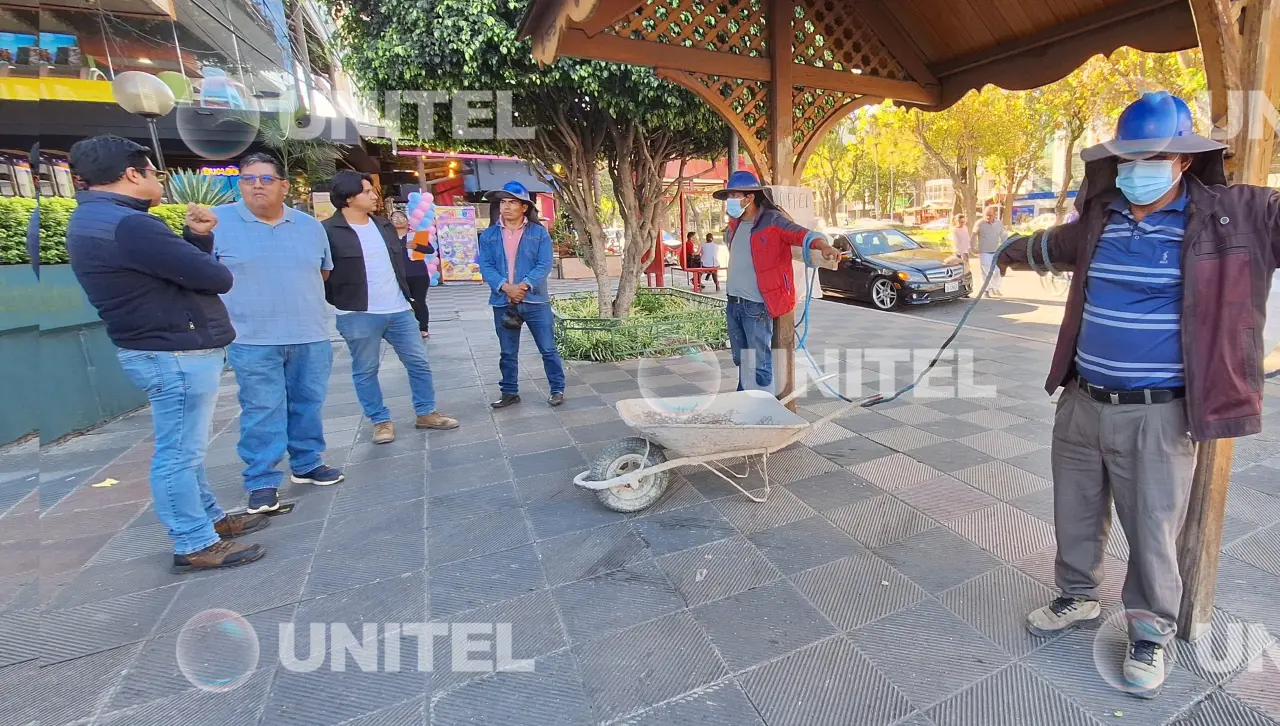 Constructores se crucifican exigiendo a la Alcaldía de Cochabamba el pago por obras ejecutadas