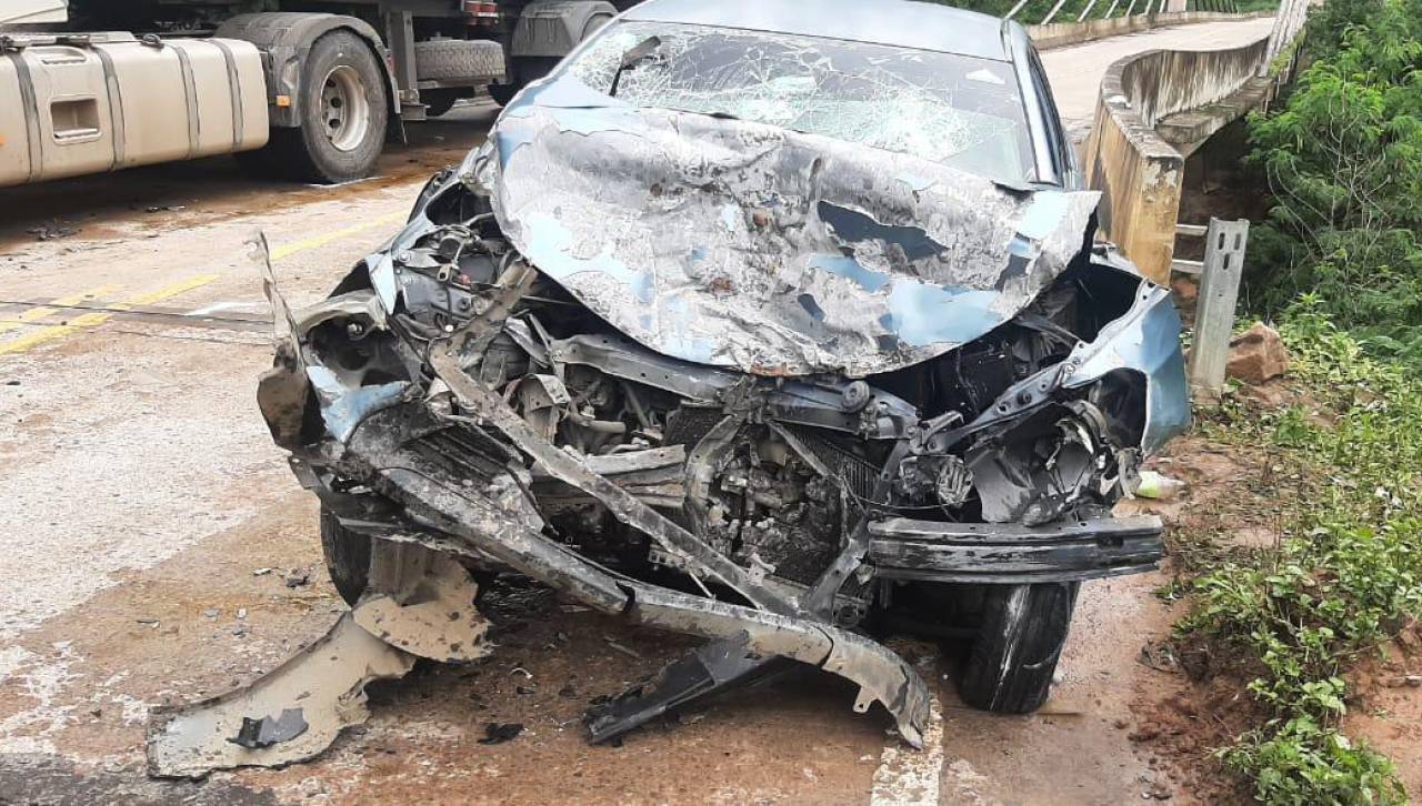 Dos muertos después de que un auto invadiera carril y chocara contra una cisterna cargada de combustible