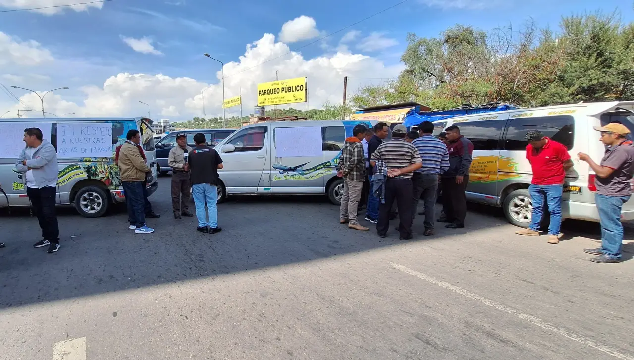 Transportistas bloquean en Cochabamba exigiendo el mantenimiento de la ruta al occidente