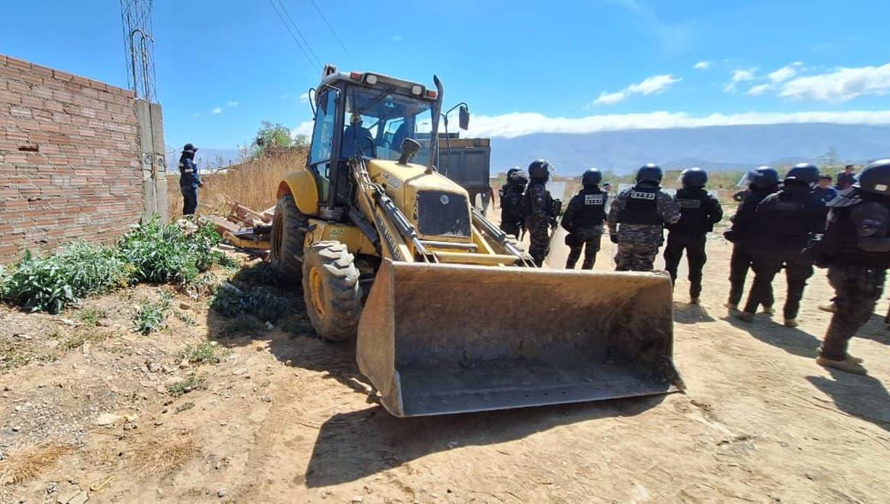 Demuelen construcciones que estaban en áreas verdes de la zona sur de Cochabamba