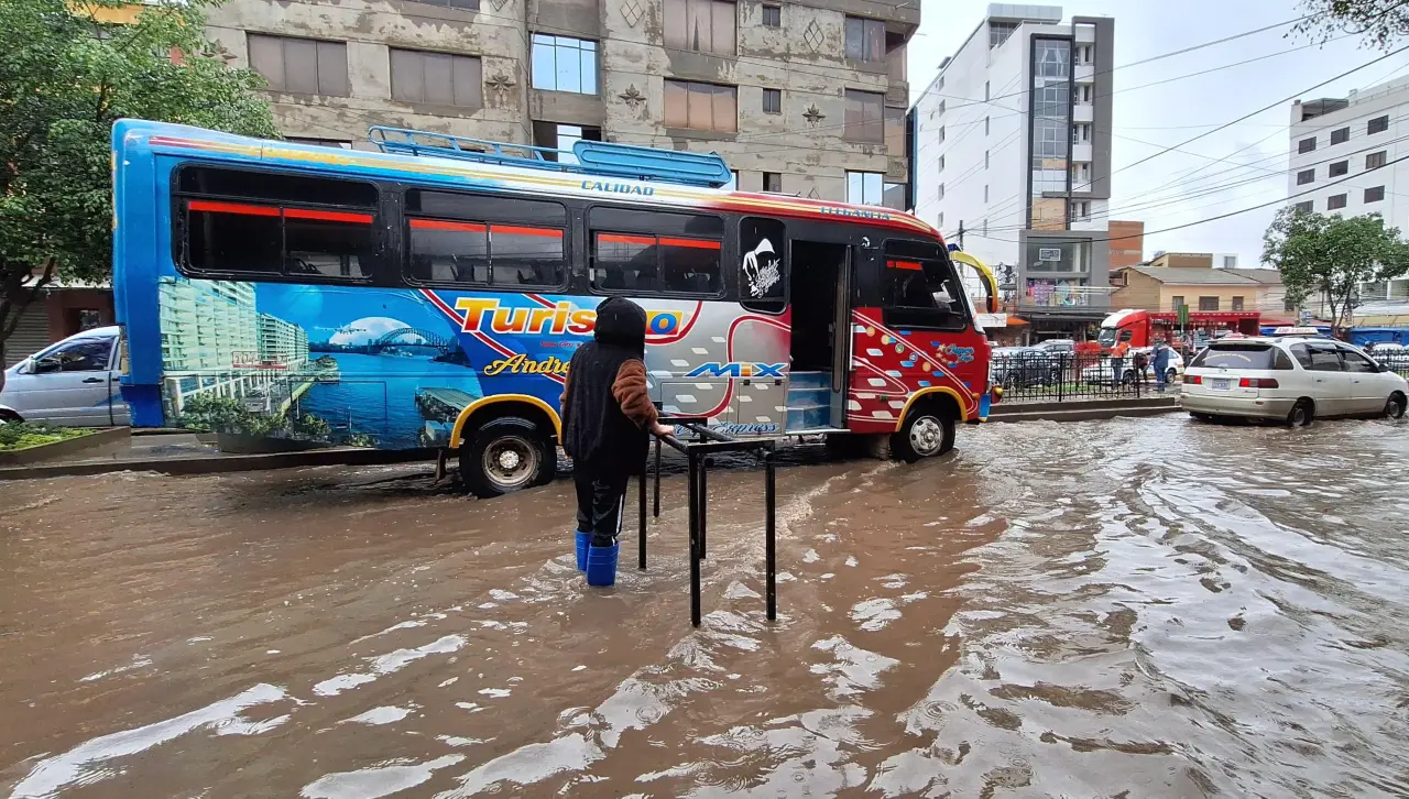 Intensas lluvias en Cochabamba provocan inundaciones que afectan la transitabilidad