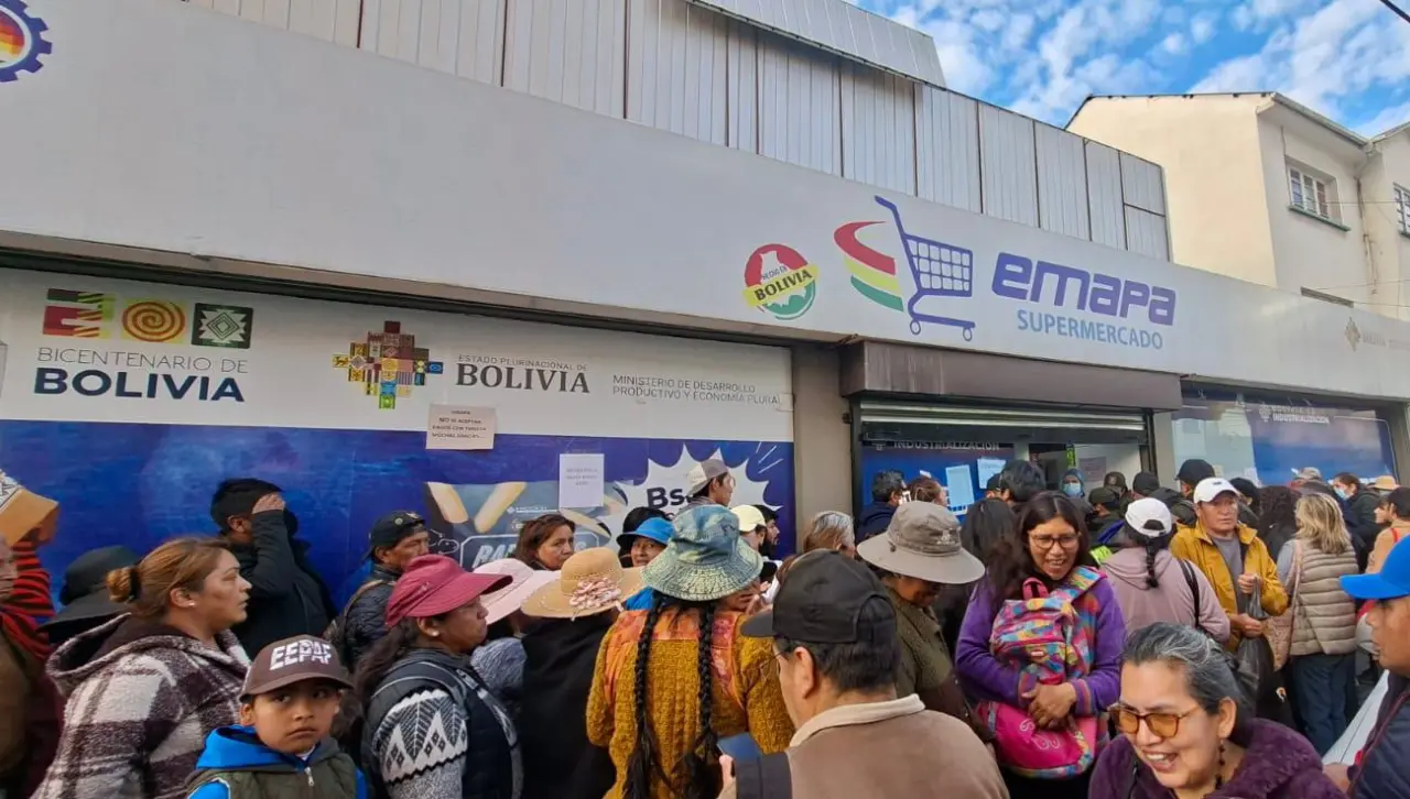 Largas filas en Emapa tras el anuncio de la venta de pollo a Bs 18 el kilo en La Paz 