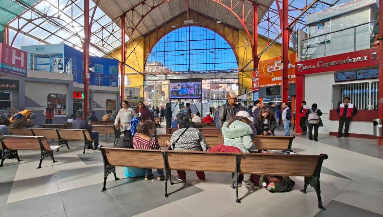 Sube la demanda de viajes en la terminal de La Paz, pero disminuyen las salidas de buses por la falta de diésel 