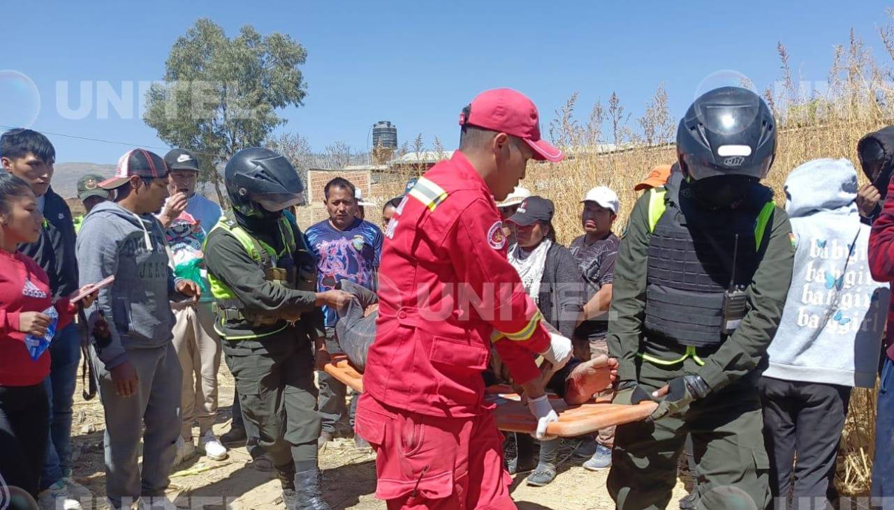 Amarrados y con la moto quemada, así quedaron dos presuntos delincuentes en Cochabamba