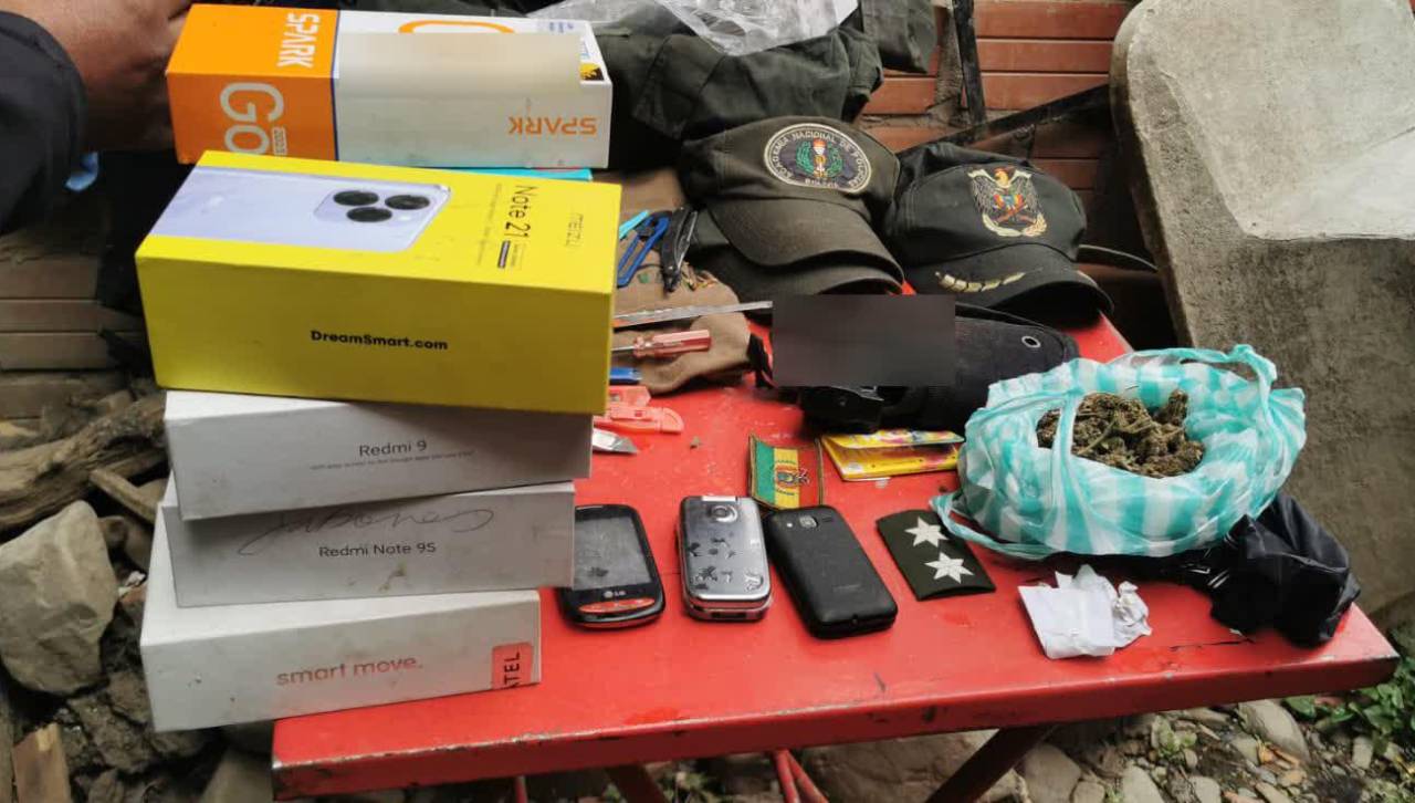 Hallan en un bar clandestino uniformes policiales, una pistola de juguete, cuchillos y marihuana, reporta la Policía