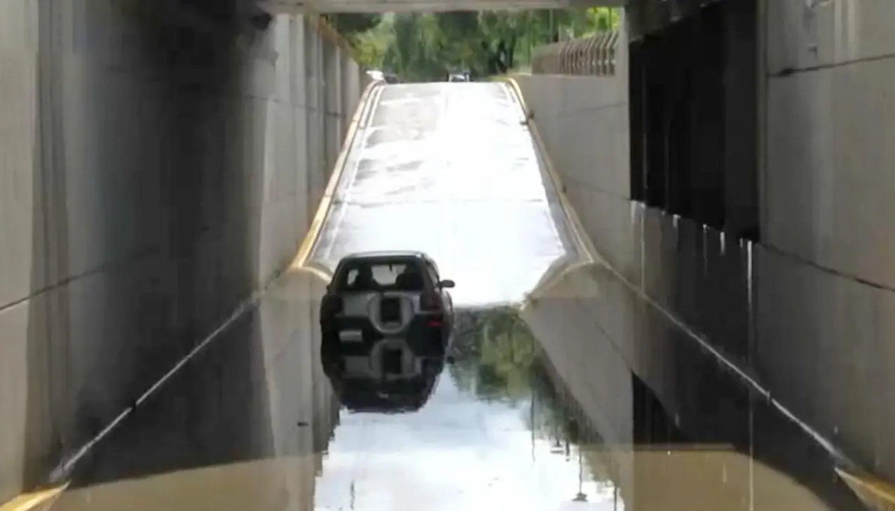 Vehículo quedó atrapado en medio de una inundación en un paso a desnivel producto de las lluvias