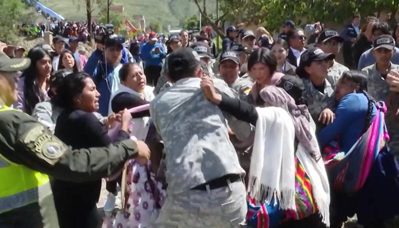 Mujeres que lanzaron piedras al vehículo del presidente serán procesadas por al menos tres delitos