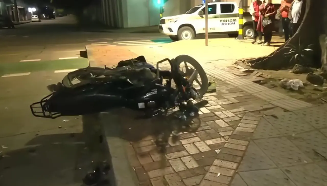 Santa Cruz: Motociclista muere tras chocar contra el cordón de una vía en el centro cruceño 