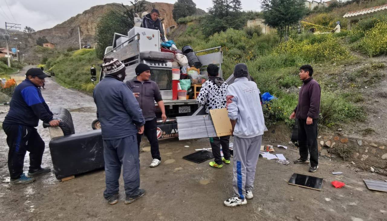 Afectados por movimiento de tierra en Codavisa piden camiones para trasladar sus objetos de valor 