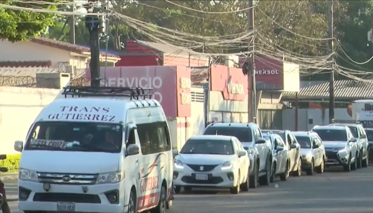 Regresan las filas por gasolina en la capital cruceña y choferes reportan que esperan por horas para realizar la carga