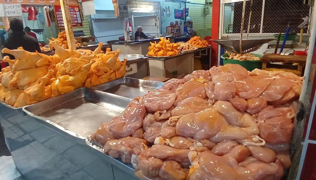 Precio del kilo de pollo varía entre Bs 11 y Bs 23 en las ciudades del eje central