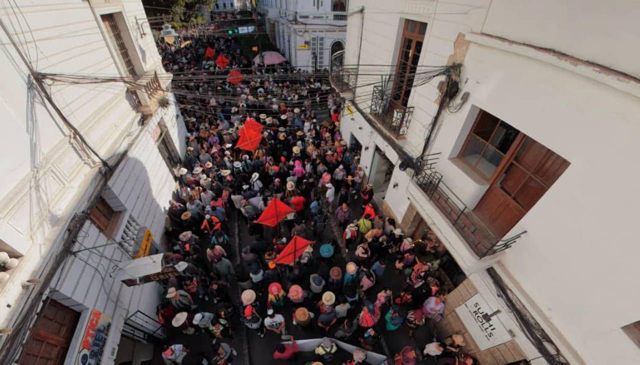Marchan en Sucre contra el pasaje transitorio y exigen abrogación del decreto del diésel