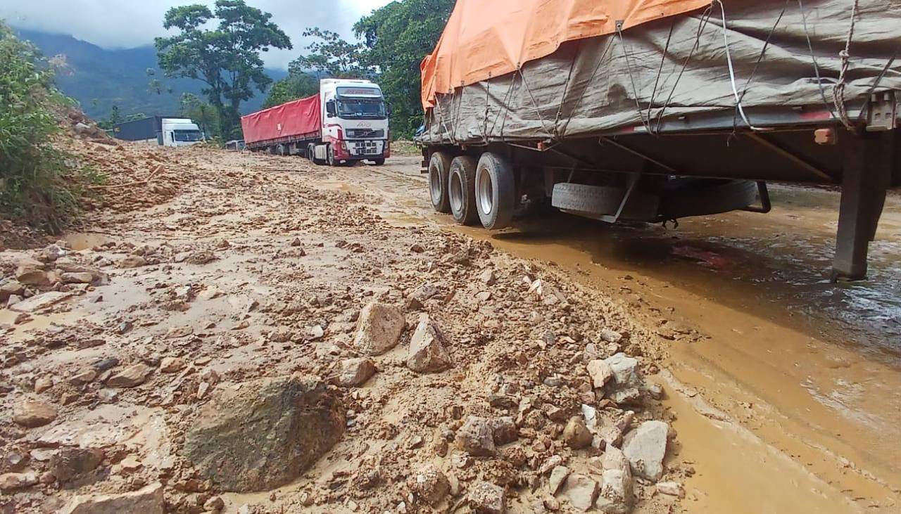 Cochabamba: Habilitan vía entre Locotal y Villa Tunari tras deslizamiento, reporta la ABC 