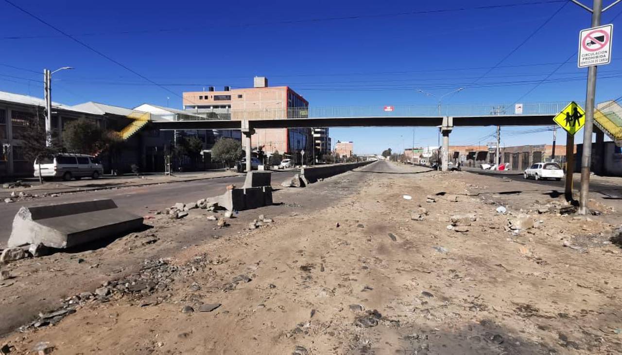 Senkata: Sin bloqueadores, solo piedras y escombros se observan en las vías de esta zona en El Alto