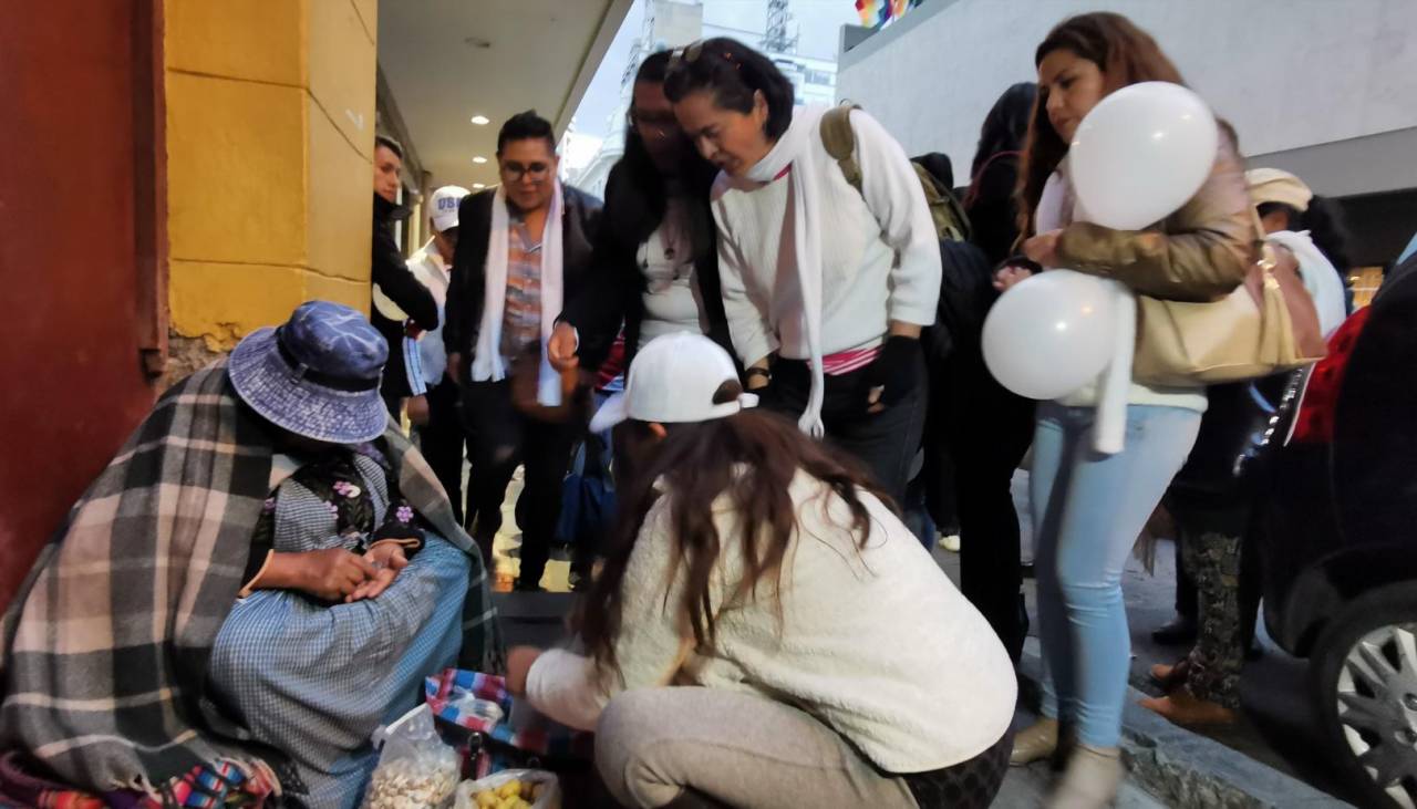 ‘Corderitos Blancos’, el grupo de ayuda social que saca sonrisas a comerciantes ambulantes 