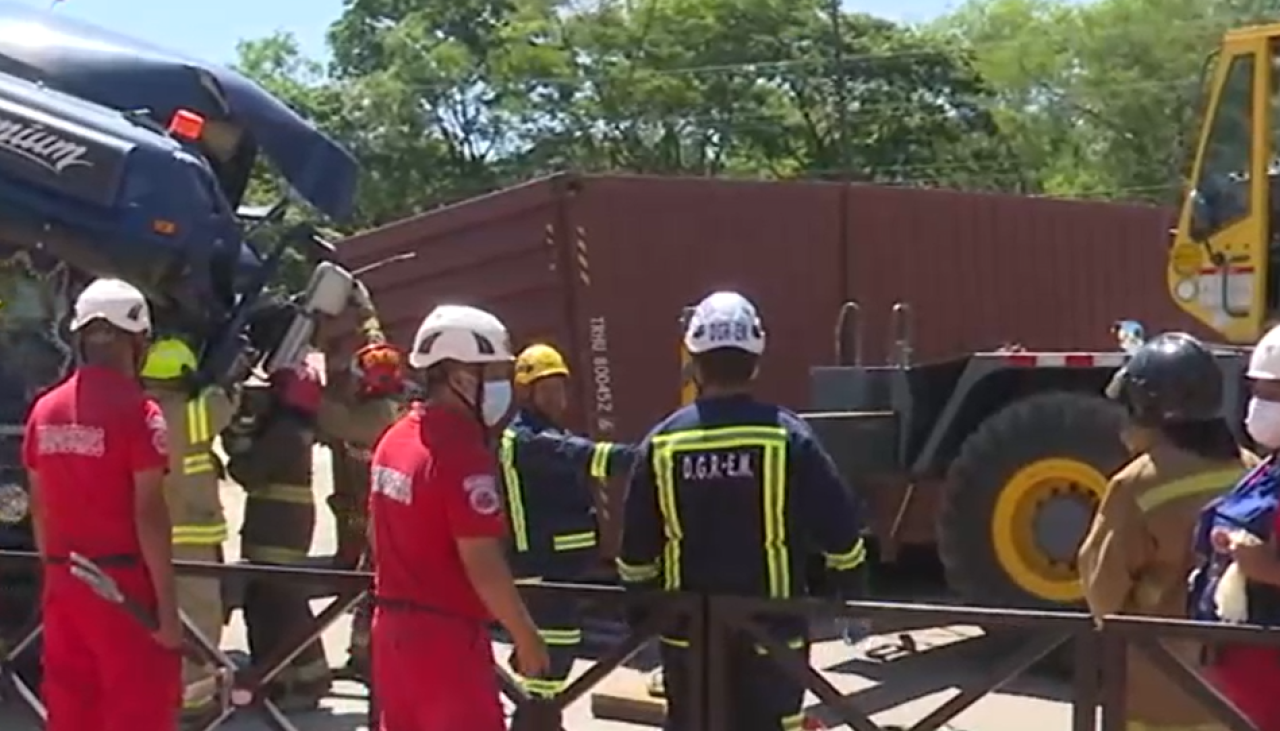 Con cortadoras y grúas, retiran el cuerpo del chofer que murió aplastado por el contenedor de su tráiler