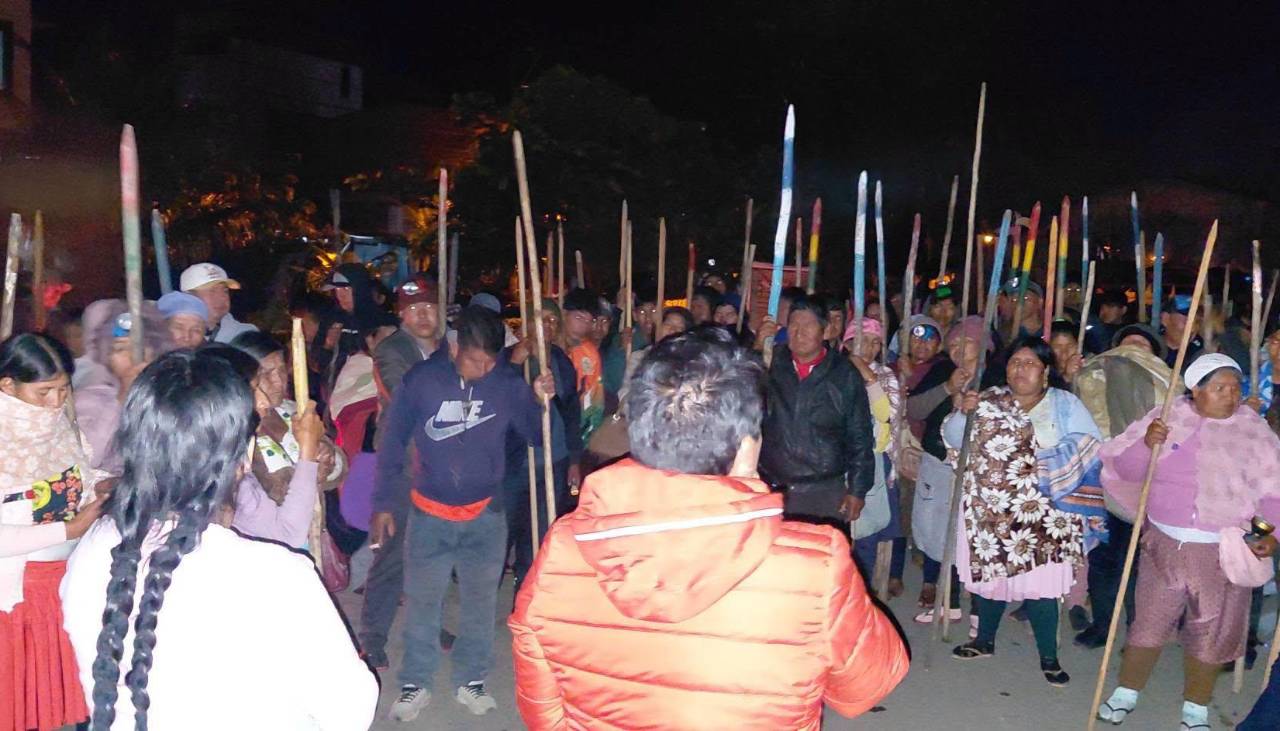 Cocaleros se movilizan en un cuartel y otras zonas del trópico; el Gobierno rechaza acusación de Evo y dice que se debe cumplir la ley