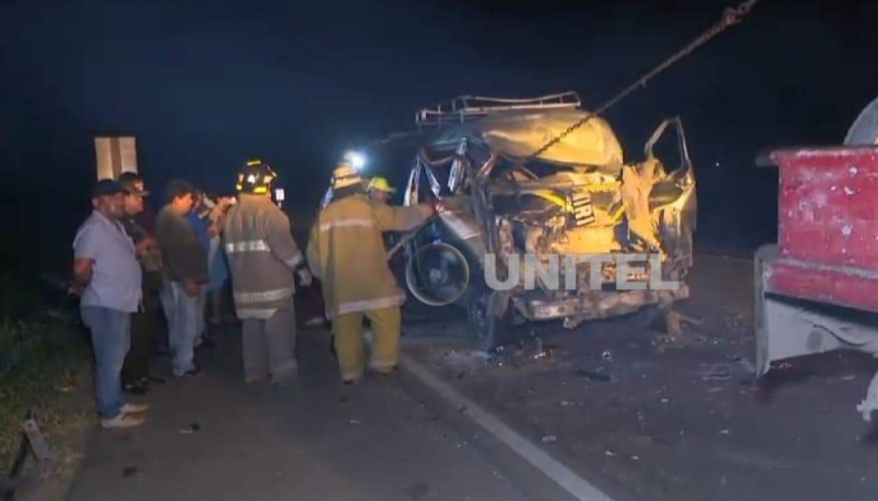 Una mujer fallece en choque entre un minibús y un camión en la carretera a Camiri