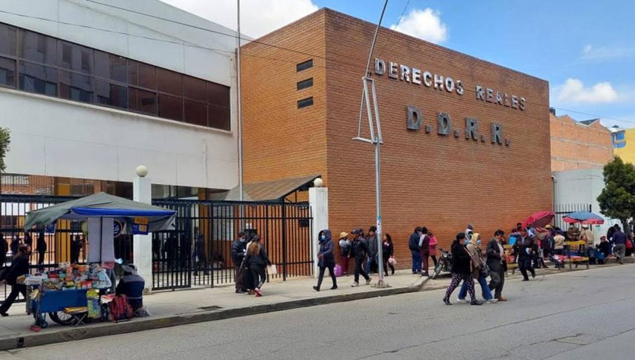 El Alto: Un secretario de juzgados y una mujer son denunciados por aparente consumo de bebidas alcohólicas en Derechos Reales 