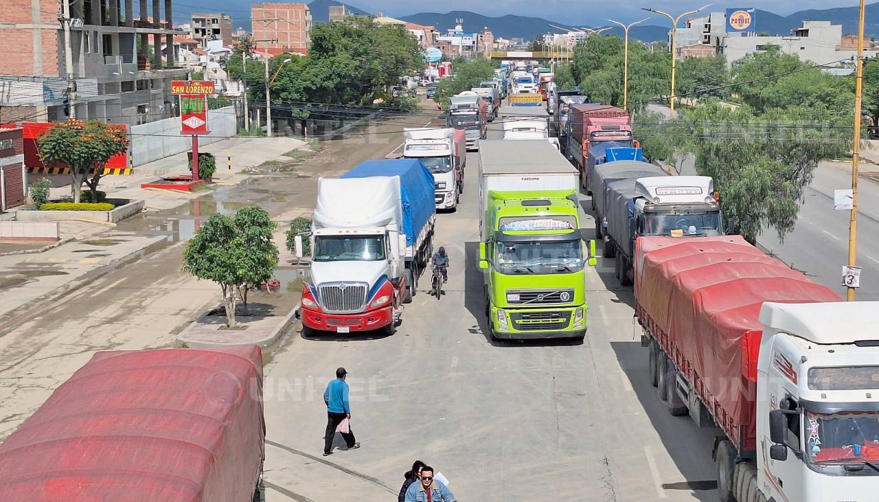 Vecinos denuncian agresiones y camiones varados se extienden por kilómetros debido al bloqueo en Quillacollo