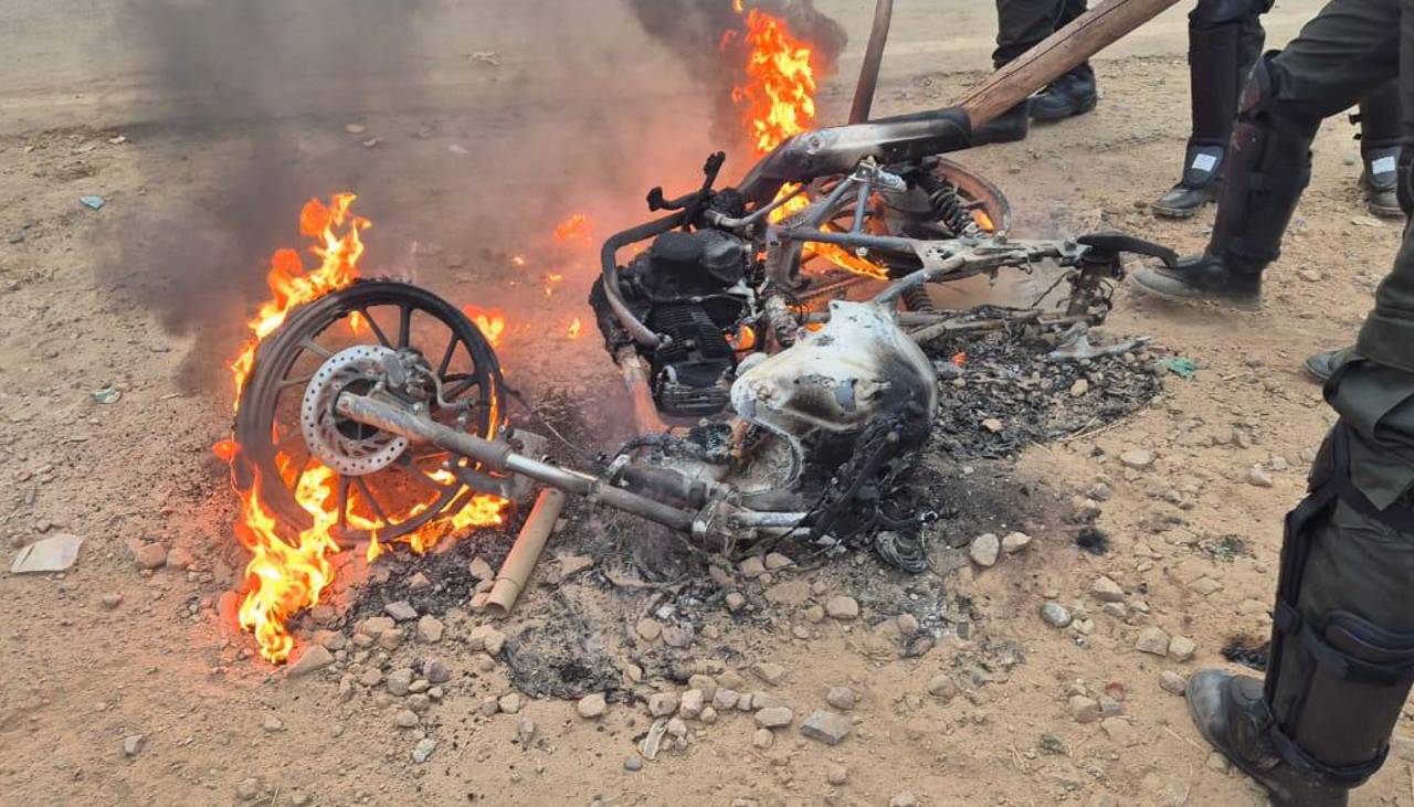 San Julián: Queman motos y hay gasificación para liberar la ruta Santa Cruz - Beni