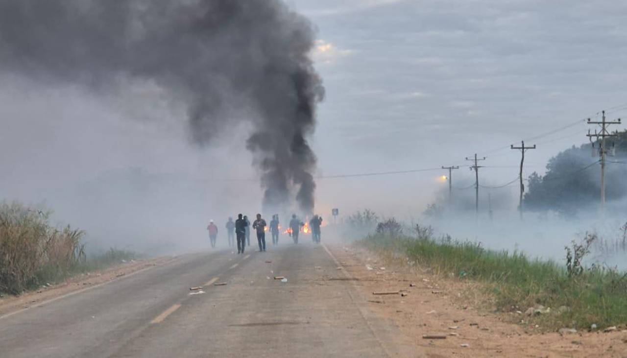 Operativo policial y militar llega a San Julián a desbloquear la vía y se registran enfrentamientos