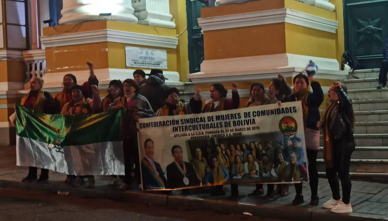 Con vigilia de la COB en la plaza Murillo, convocan a Diputados a sesionar para tratar dos créditos millonarios