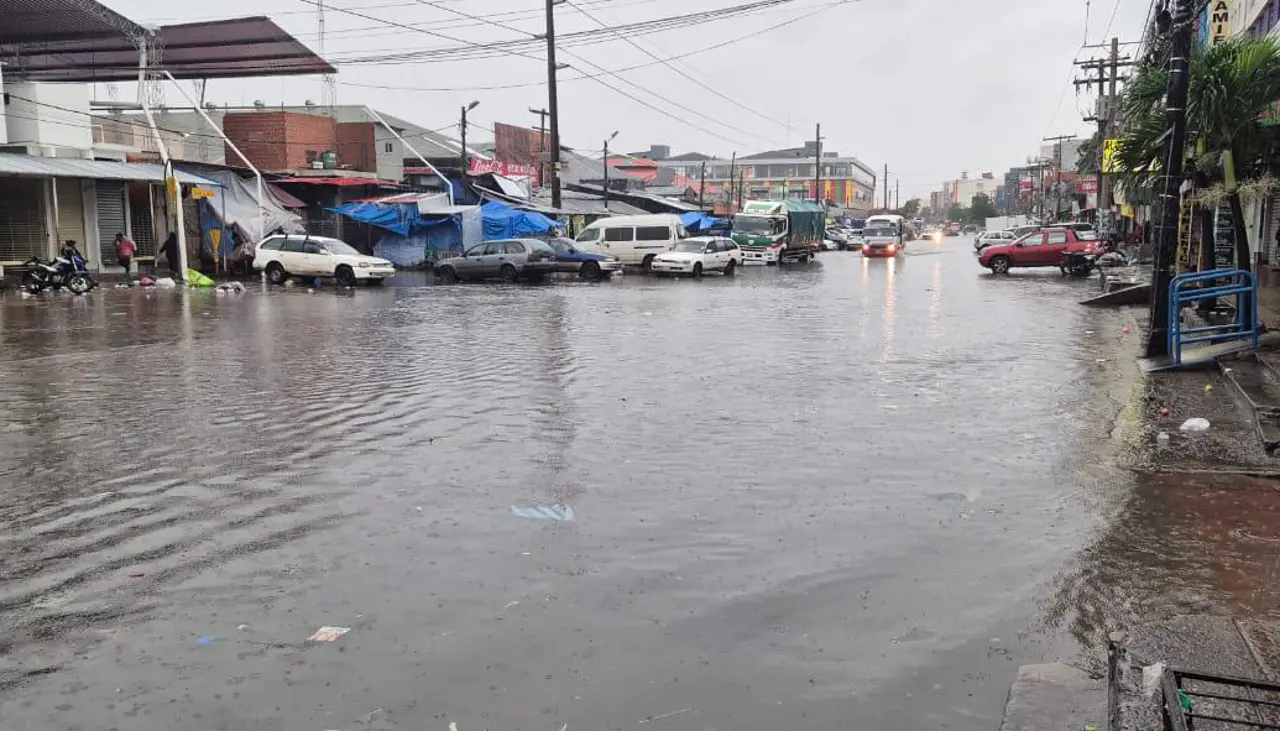 Calles inundadas y menos micros en Santa Cruz debido a la intensa lluvia