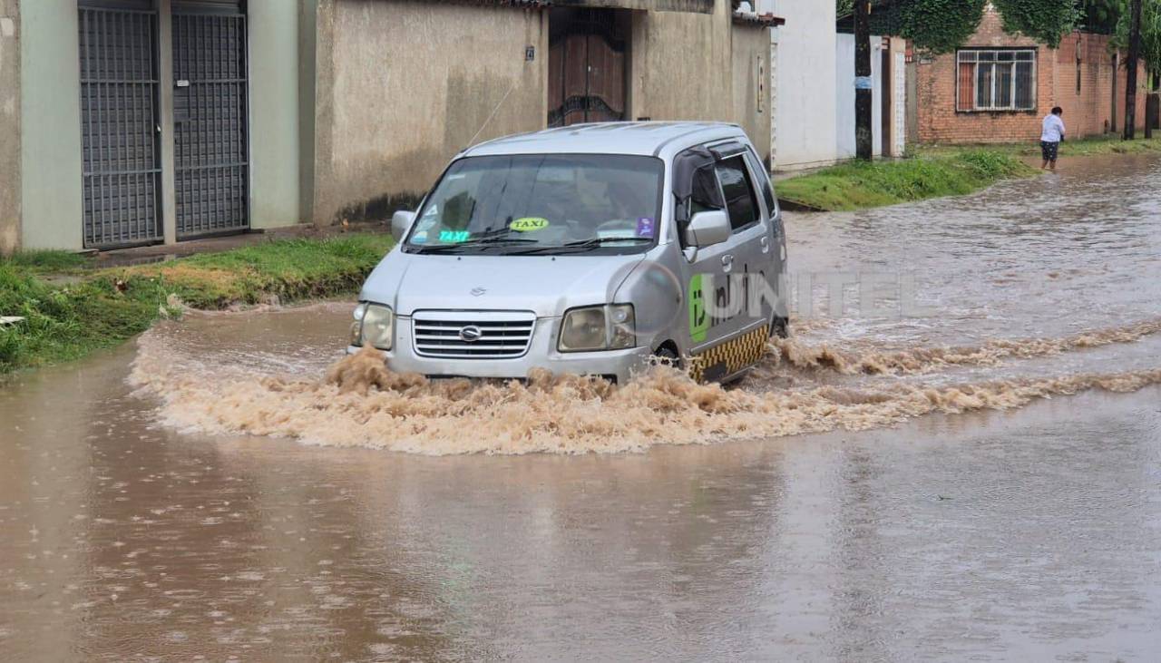 Las calles del Distrito 10 quedan inundadas tras la lluvia caída en Santa Cruz