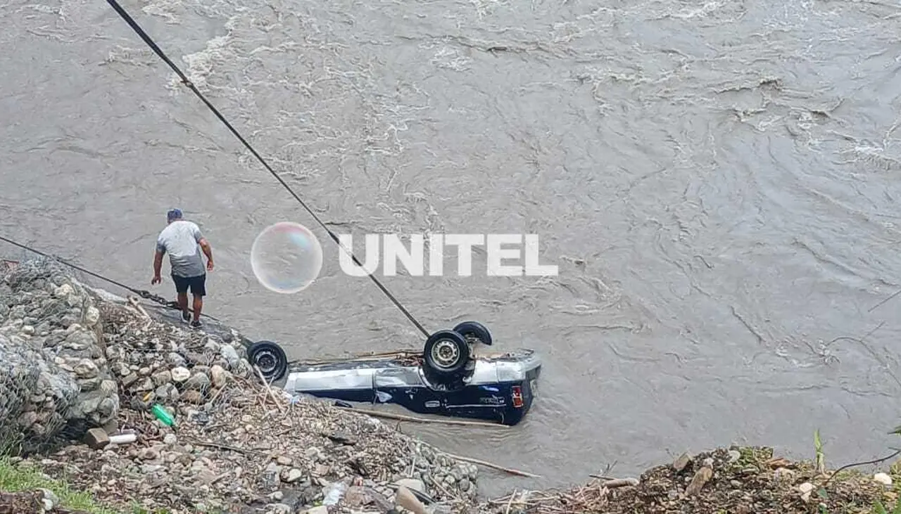 Cuatro personas continúan desaparecidas, solo se localizó a un niño sin vida y el vehículo con el que cayeron al río