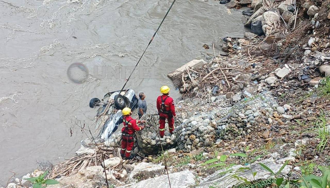 Cochabamba: Recuperan la vagoneta que cayó al río con siete personas a bordo