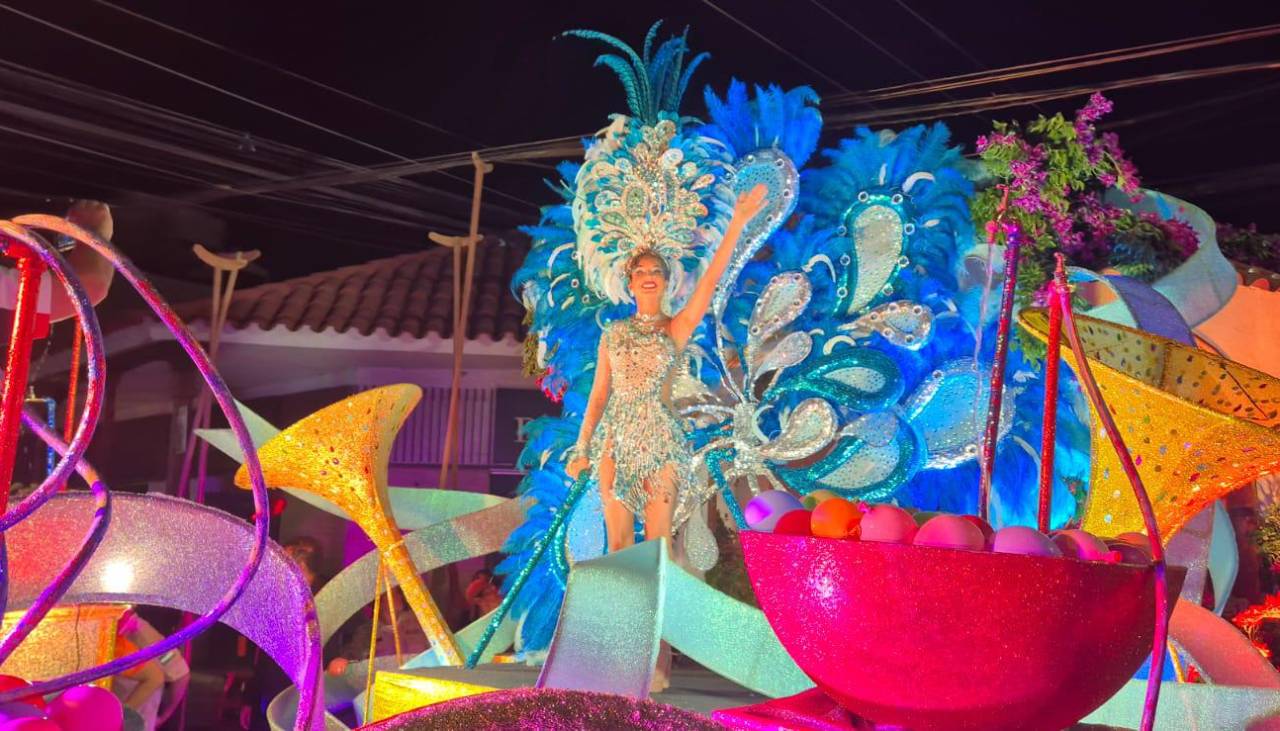 ‘Carnaval de calle’, la temática que se disfrutó en la tercera precarnavalera en el centro cruceño