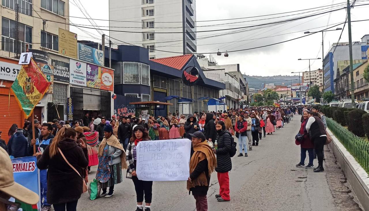 Sectores gremiales y vecinales se movilizan en La Paz contra la crisis y la falta de carburantes y dólares