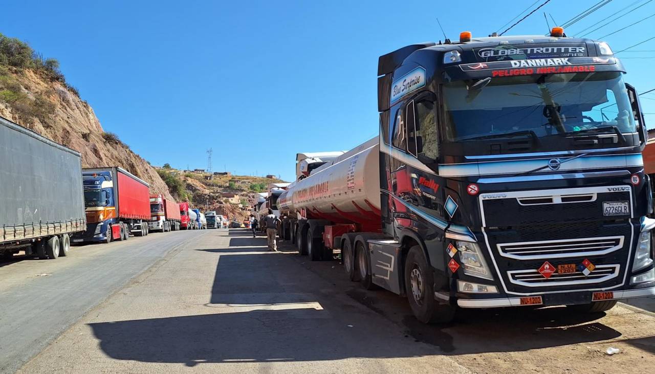 Bloqueos dejan decenas de vehículos varados, pérdidas a productores y perjuicio para viajeros