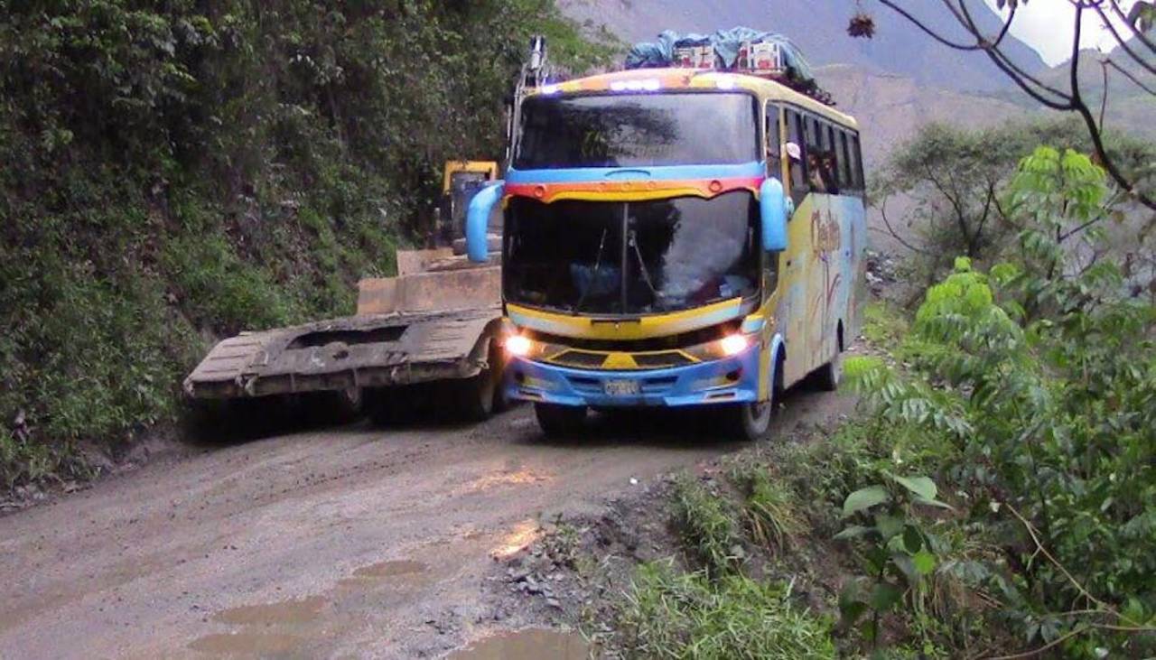 “Nosotros transitamos los peores caminos”: Transportistas de los Yungas piden aumento del 50% en pasajes 